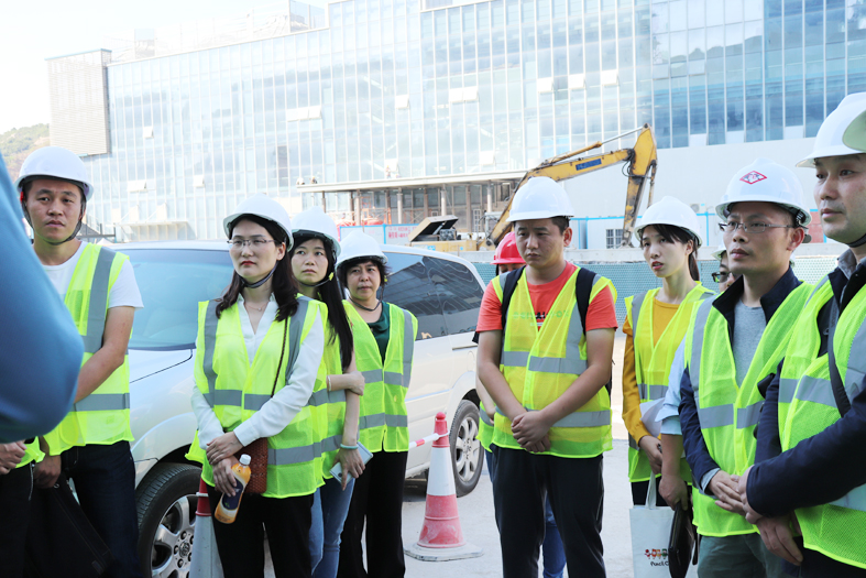 我司管理層及各項目負責人一起參觀信德橫琴項目的工程進度